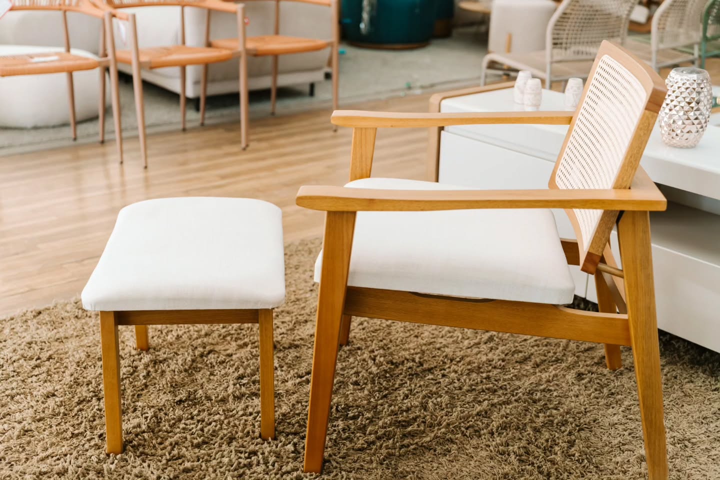 Poltrona Dunne com Puff - Imagem 3